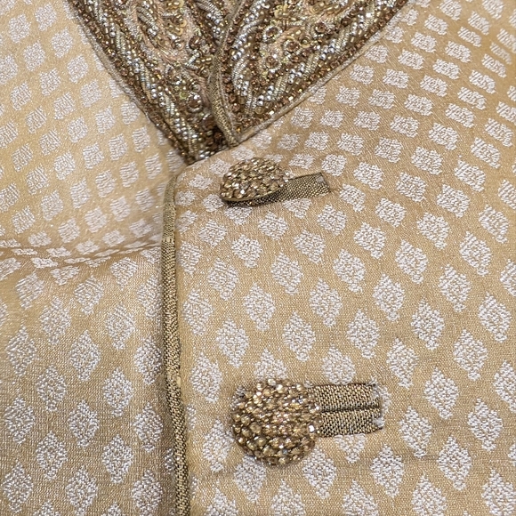 Manyavar Sherwani set with dupatta - Picture 7 of 15